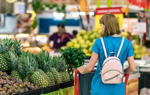 Waarom zijn zelfbedieningskassa's in supermarkten populairder dan handmatige kassa's?